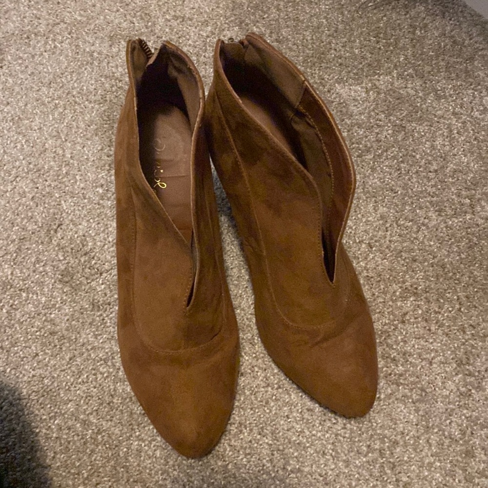Qupid heeled suede boots with back zip